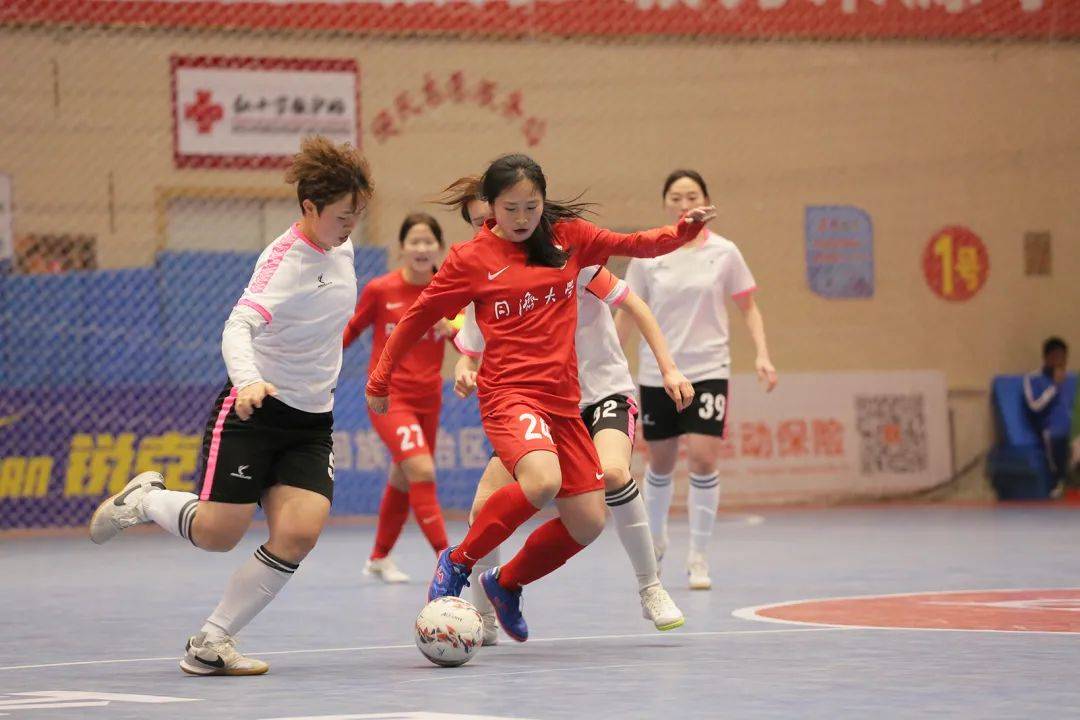 包含足球赛场上，女选手们展现实力的词条