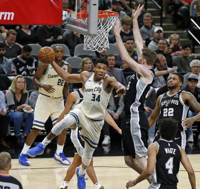 开云体育-雄鹿大胜马刺豪取十连胜