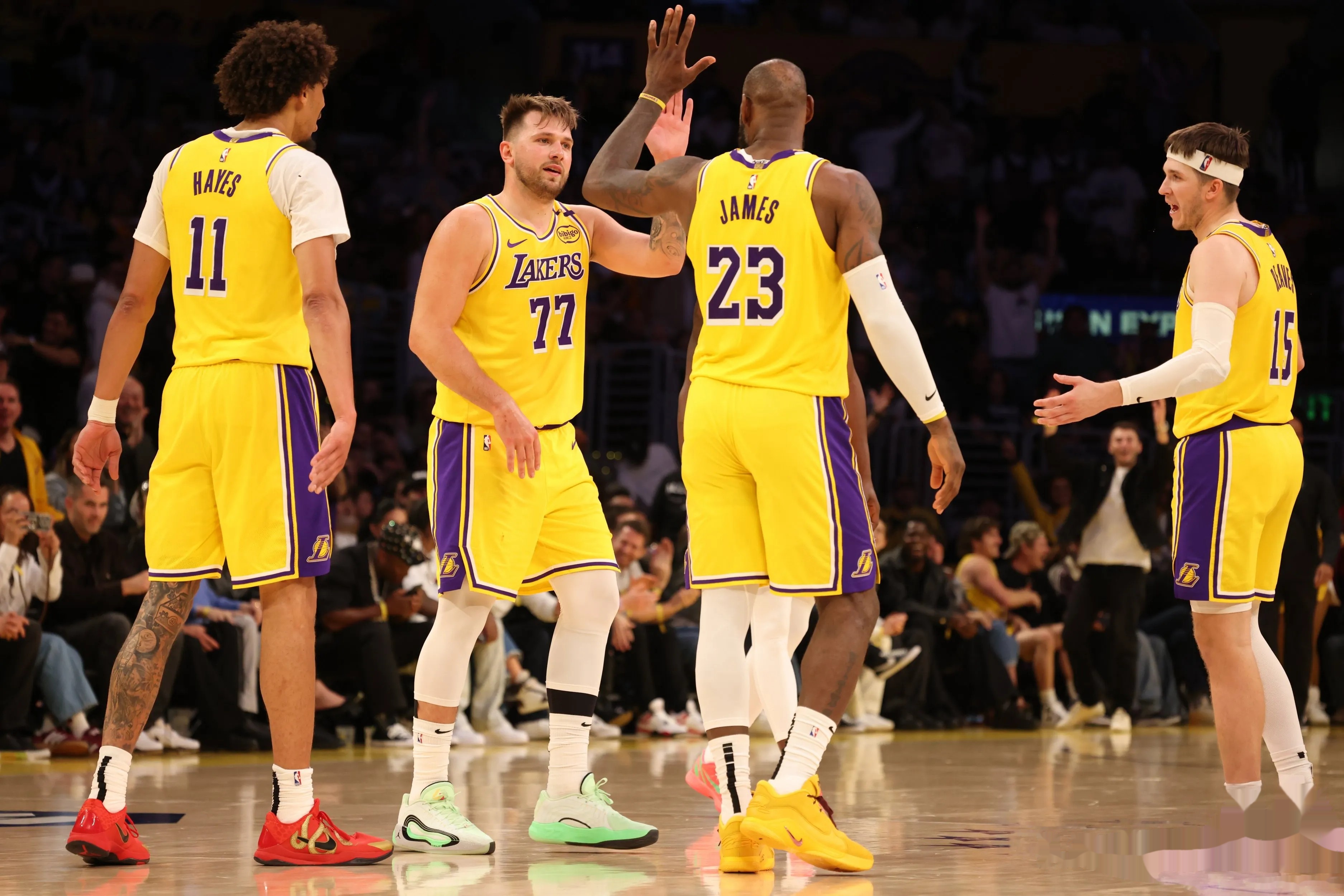 开云体育官方网站-湖人主场击败活塞，取得六连胜