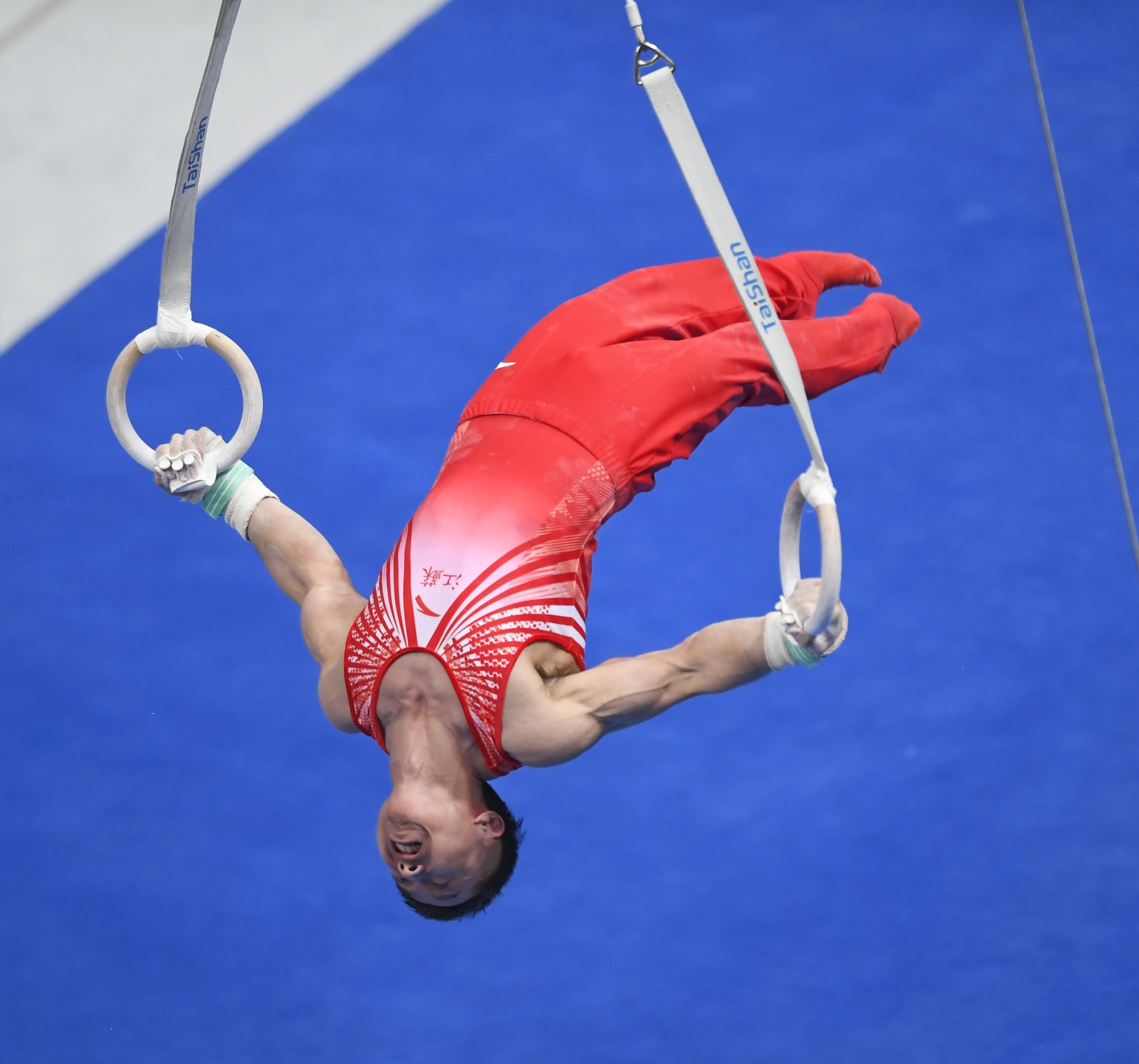 体操选手刷新世界纪录，震撼全场