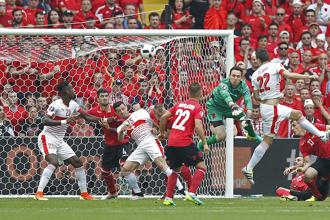 连胜势头难挡！足球豪取十连胜的简单介绍